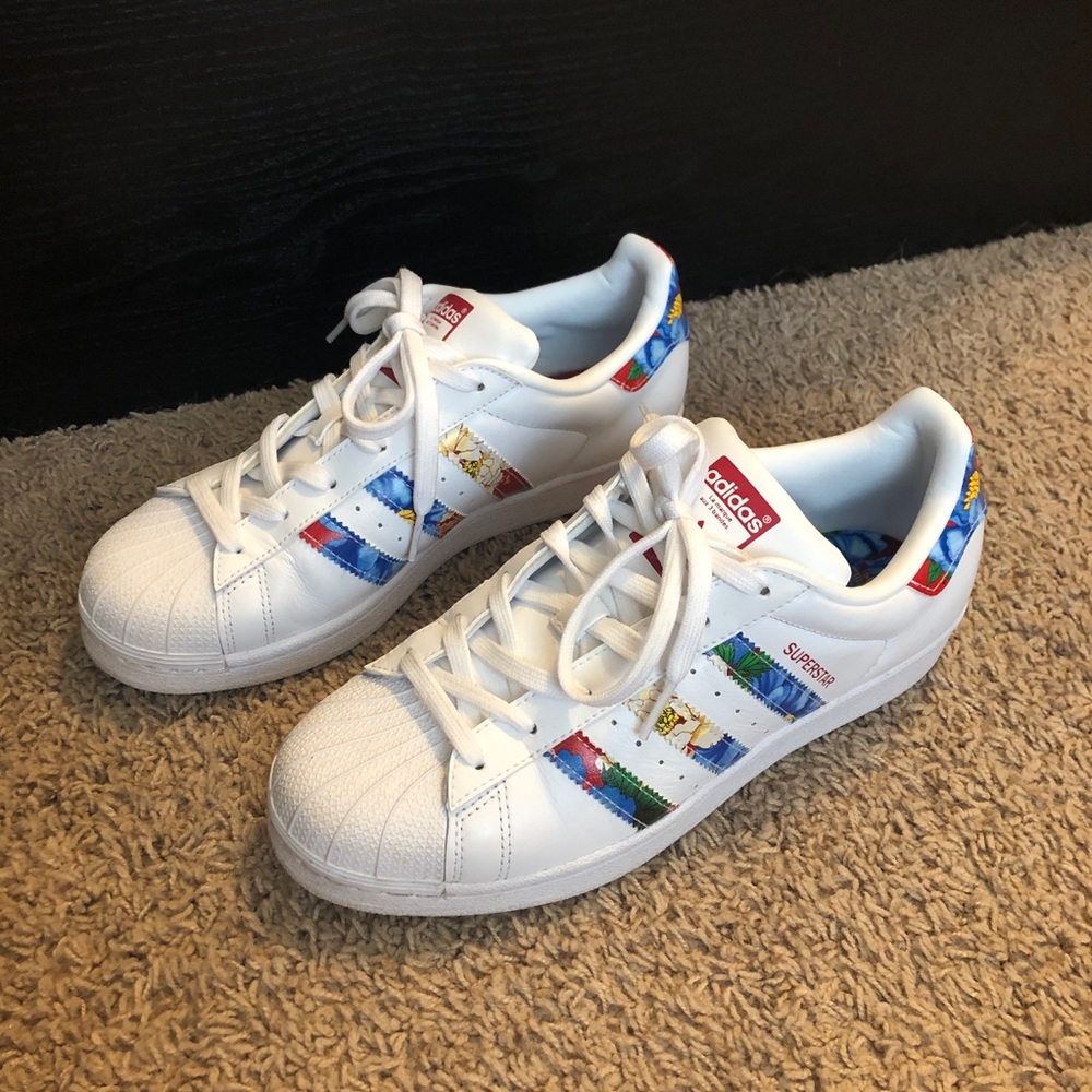 adidas floral superstars (READ BELOW ABOUT SIZE)